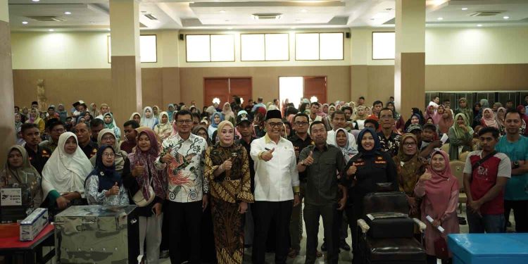 Genjot Perekonomian Masyarakat, Pemda Solok menyerahkan Bantuan Peralatan Bagi UMKM Tahun Periode 2023