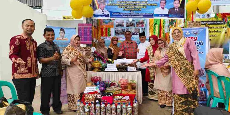 Kadis Zainal Jusmar Membuka Stand Pameran Kabupaten Solok