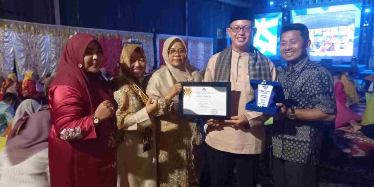 Feriyadi, S.Pd Kepala Dikdas Berdedikasi Tingkat Propinsi Sumbar