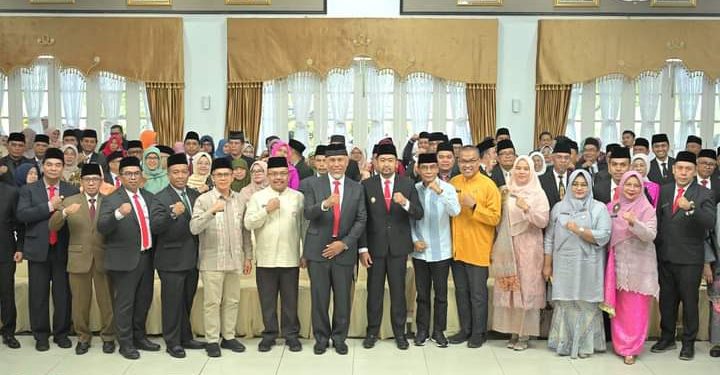 Gubernur Mahyeldi Lantik Sembilan Pejabat Eselon II dan Puluhan Pejabat Eselon III dan IV