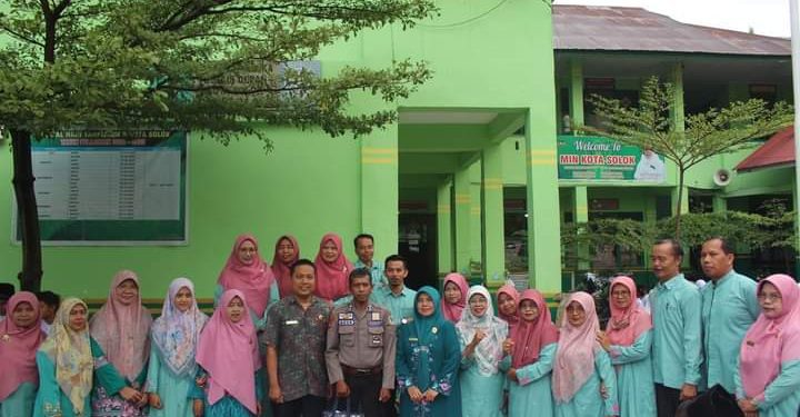 MIN Kota Solok serahkan Sembako kepada Satpam Masjid Agung Al-Muhsinin dalam Program “Jum’at Berbagi”