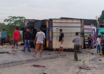 Sebuah Mobil Kontainer Adu Banteng Dengan Bus AMS, 23 orang Meninggal