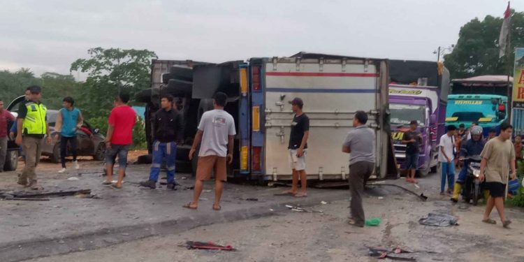 Sebuah Mobil Kontainer Adu Banteng Dengan Bus AMS, 23 orang Meninggal