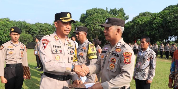 Kapolres Banyuasin berikan Penghargaan kepada 54 Personel Polres Banyuasin Atas Prestasinya diberbagai Bidang Fungsi Kepolisian