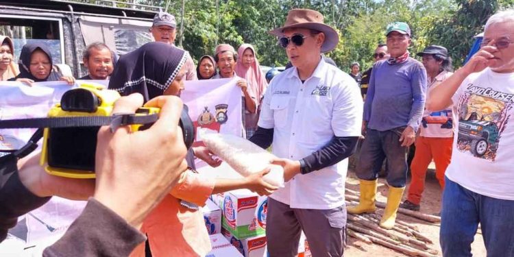 Gandeng Komunitas 4X4, Kapolda Sumsel Irjen A. Rachmad Wibowo Sambangi Masyarakat Korban Banjir dan Berikan Bantuan