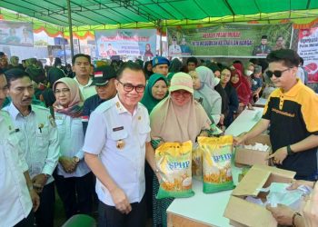 Masyarakat Talang Keramat Rela Antri Demi Mendapatkan Sembako Murah dan Pelayanan Kolaboratif