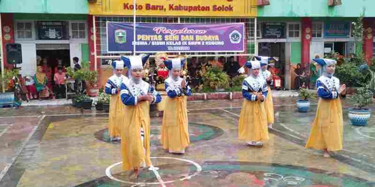 Walaupun Hujan, Pagelaran Pentas Seni Di SMPn 2 Kubung Berlangsung Meriah