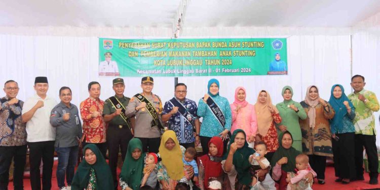 Pj Wako Beserta Kapolres Lubuklinggau Serahkan SK Kepada Bapak dan Ibu Asuh Anak Stunting