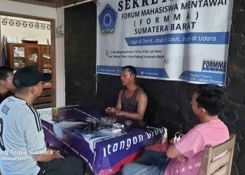 Mahasiswa Padang Asal Mentawai Berdiskusi dengan Heru Erlangga pegawai BPTP Sukarami