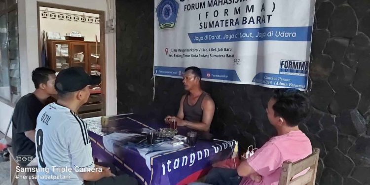 Mahasiswa Padang Asal Mentawai Berdiskusi dengan Heru Erlangga pegawai BPTP Sukarami