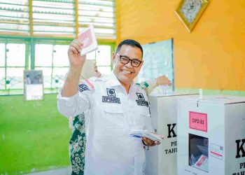 Bupati Solok Gunakan Hak Pilih di TPS 06 Singkarak