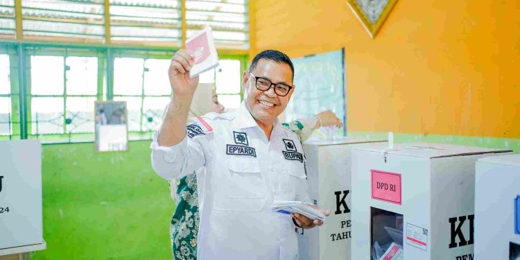 Bupati Solok Gunakan Hak Pilih di TPS 06 Singkarak