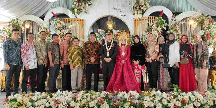Kombes Pol Sudrajad Hariwibowo, SIK, MSi menghadiri Resepsi dan Upacara Pedang Pora Pernikahan Ipda Muhammad Siregar dengan Iptu Eka Marwati, M. psi