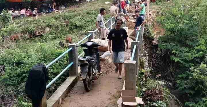 Warga Alai – Parupuak Nagari Sulit Air Adakan Goro Pengecoran Jembatan