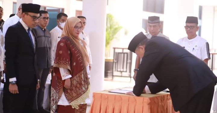 Zul Elfian Umar Lantik 2 Pejabat di Kota Solok