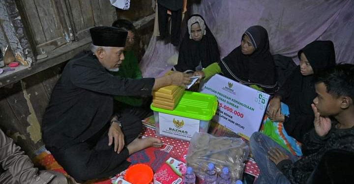 Singgah Sahur ke Rumah Keluarga Kurang Mampu di Jorong Tanjung Raya Sijunjung, Gubernur Mahyeldi Serahkan Batuan RTLH