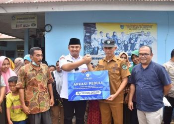 Sutan Riska Serahkan Bantuan untuk Korban Banjir Pessel
