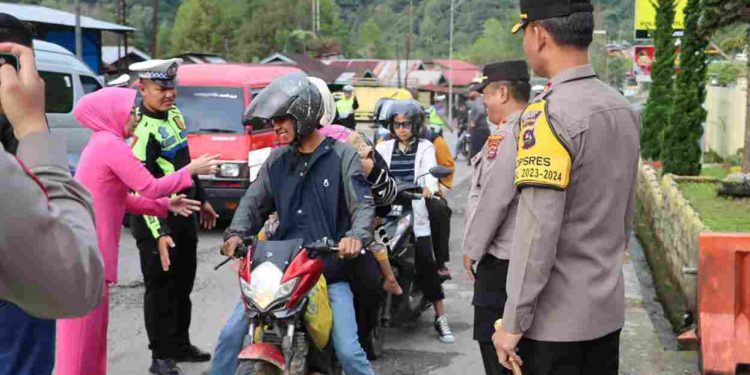 Berkah Ramadhan, Kapolres Solok Bersama Ketua Bhayangkari Cabang Solok Bagi Bagi Takjil