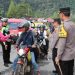 Berkah Ramadhan, Kapolres Solok Bersama Ketua Bhayangkari Cabang Solok Bagi Bagi Takjil