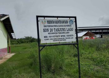 Orang Tua Wali Murid Keluhkan Sekolah tempat Belajar Anak mereka di penuhi Dengan Rumput dan Plafon yang Rusak