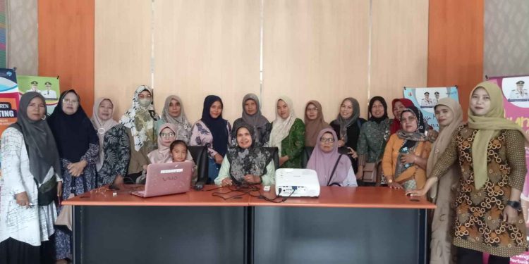 DPPKB Kota Solok Adakan Pembinaan Tenaga Lini Lapangan UPPKA