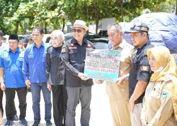 Bupati Solok Kunjungi Korban Bencana Alam di Pessel sekaligus memberikan Bantuan