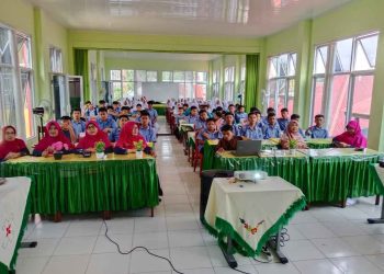 Keluarga Besar SMPN 2 Kubung Nobar dengan Tema “Cermat Bermain Media Digital”