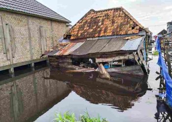 Sigap, Bhabinkamtibmas Polsek Rambutan Datangi Rumah Warga Yang Roboh