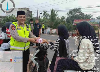 Bentuk Kepedulian, Polsek Betung Bagi – Bagi Takjil Kepada Para Pengendara Jelang Berbuka Puasa