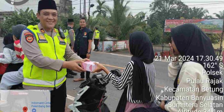 Bentuk Kepedulian, Polsek Betung Bagi – Bagi Takjil Kepada Para Pengendara Jelang Berbuka Puasa
