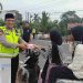 Bentuk Kepedulian, Polsek Betung Bagi – Bagi Takjil Kepada Para Pengendara Jelang Berbuka Puasa