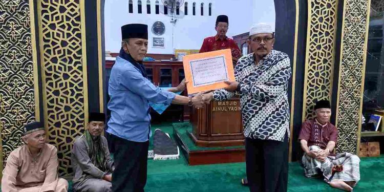 Kunjungi Masjid Ainul Yaqin Kampung Jawa TSR XII Serahkan Bantuan