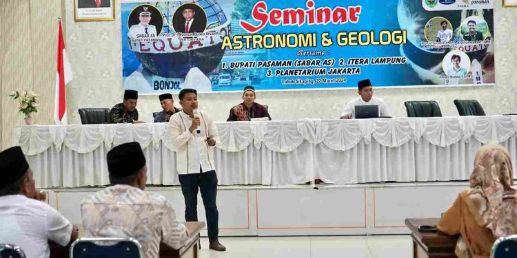 Dosen Itera Dr. Robiatul Muztaba, S.Si.,M.Si. dan Alviyanda, S.T., M.T.,menjadi narasumber dalam Seminar Astronomi dan Geologi di Pemkab.Pasaman