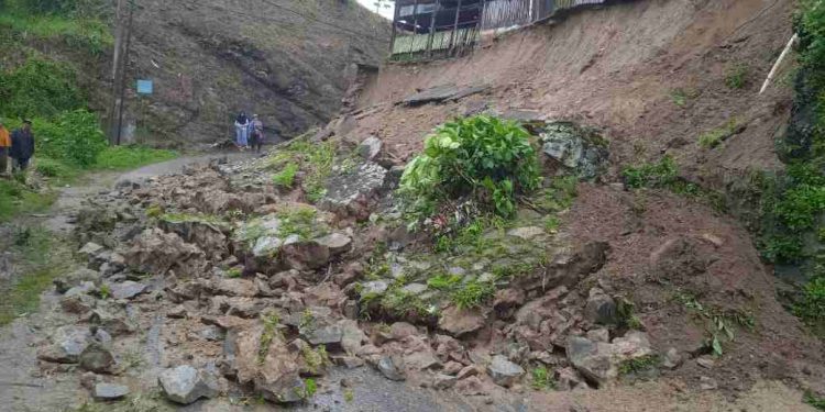 Akibat Curah Hujan, Dam Jalan longsor menutup jalan lintas Nagari Sulit Air