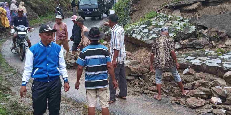 Menunggu Eksvakator Datang, Masyarakat Silungkang Lakukan Goro