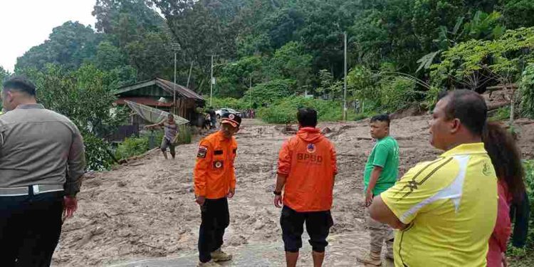 Damkar Kabupaten Solok Bersihkan Material Longsor, Jalan di Kacang Bisa Dilalui