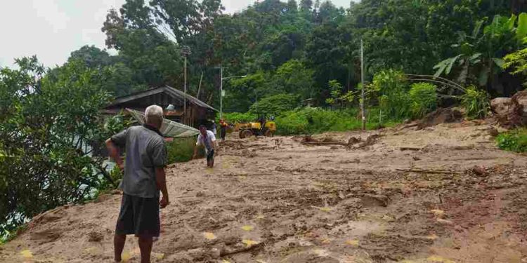 Jalan Padang Panjang-Solok Tertutup Longsor, BPBD Kabupaten Solok Turun ke Lokasi