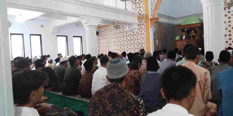Hari Raya Idul Fitri di Nagari Simawang dilaksanakan di Masjid Raya Simawang