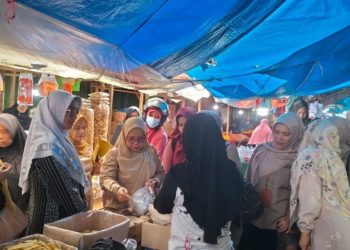 BPOM Sumbar Bersama Dinas Perdagangan dan Koperasi Kota Solok Lakukan Pemantauan Makanan di Pasar Raya