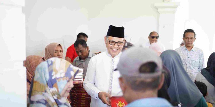 Senyum Bahagia Ribuan Warga Saat Terima Zakat dari Bupati Epyardi Asda