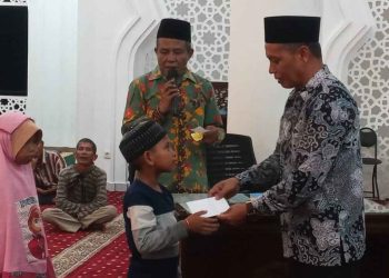 Pengurus dan Jemaah Masjid Raya Sulit Air buka bersama dengan Anak Yatim piatu dan Dhuafa