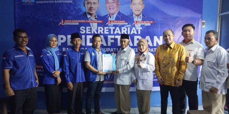 Didampingi Bu De, Komisi I DPRD Sumsel dan Yan Anton Ferdian, Pak De Slamet Ambil Formulir di Golkar, Demokrat dan PAN