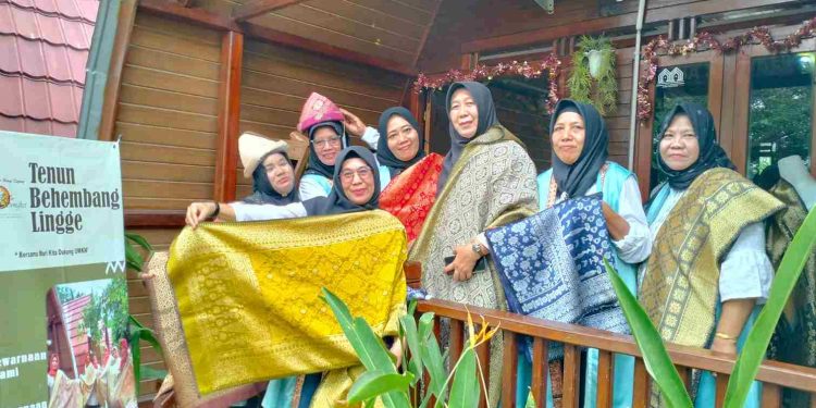 Lewat Kerajinan Songket, Bukit Asam (PTBA) Berdayakan Para Ibu Rumah Tangga