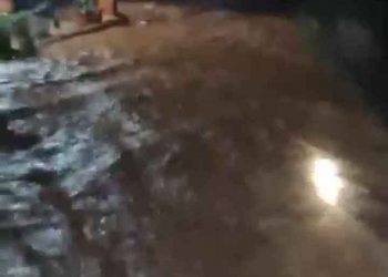 Ruas Jalan Simpang Baringin Singkarak – simpang ampek Aripan telah di tutup oleh 8 titik longsoran tanah