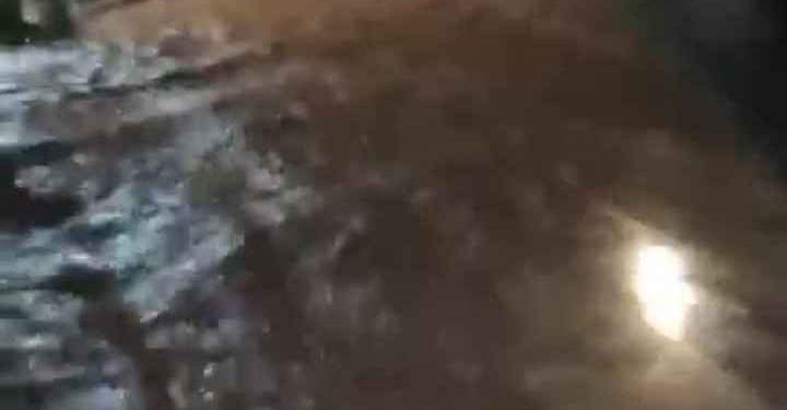 Ruas Jalan Simpang Baringin Singkarak – simpang ampek Aripan telah di tutup oleh 8 titik longsoran tanah