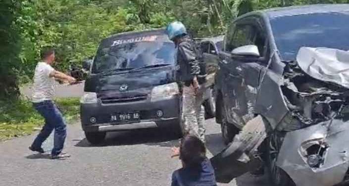 Laga Banteng Honda Vario vs Kijang Innova