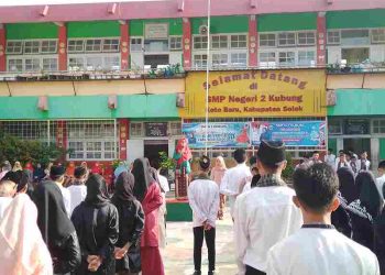 Civitas Akademika SMPn 2 Kubung Peringati Hardiknas Dengan Laksanakan Upacara Bendera