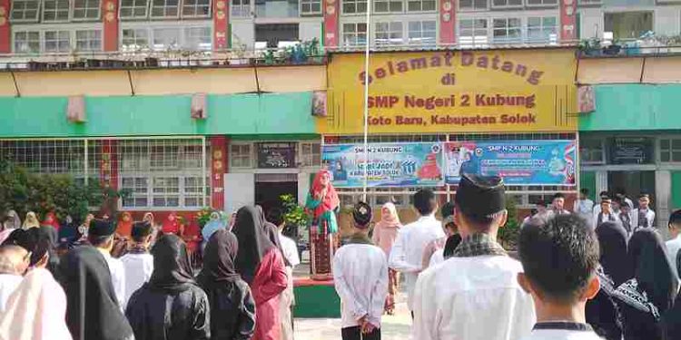 Civitas Akademika SMPn 2 Kubung Peringati Hardiknas Dengan Laksanakan Upacara Bendera