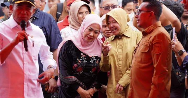 Dikunjungi Menko PMK dan Mensos, Masyarakat Korban Banjir Bandang dan Longsor Terima Bantuan