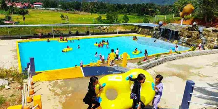 Siswa MIN Kota Solok Praktek Berenang Di Solok Water Park